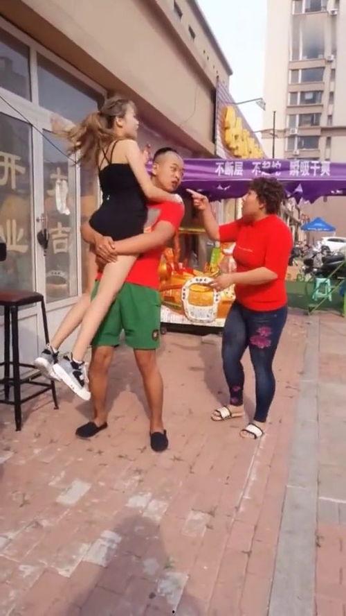 姐姐抱视频,姐姐与宝宝温馨拥抱的感人画面